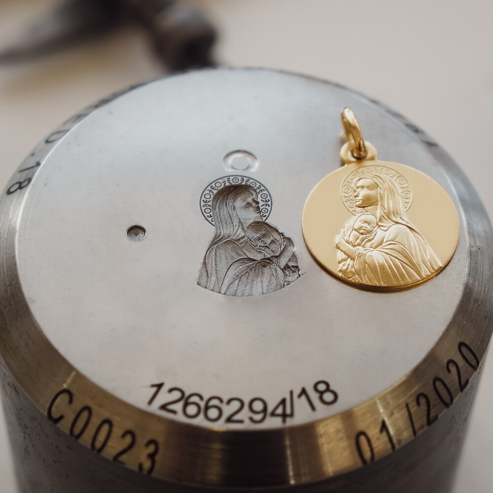 Médaille de baptême Maison de la Médaille Médaille Vierge à l'enfant -  Amour Maternel - Or jaune 18ct sur Maison de la Médaille