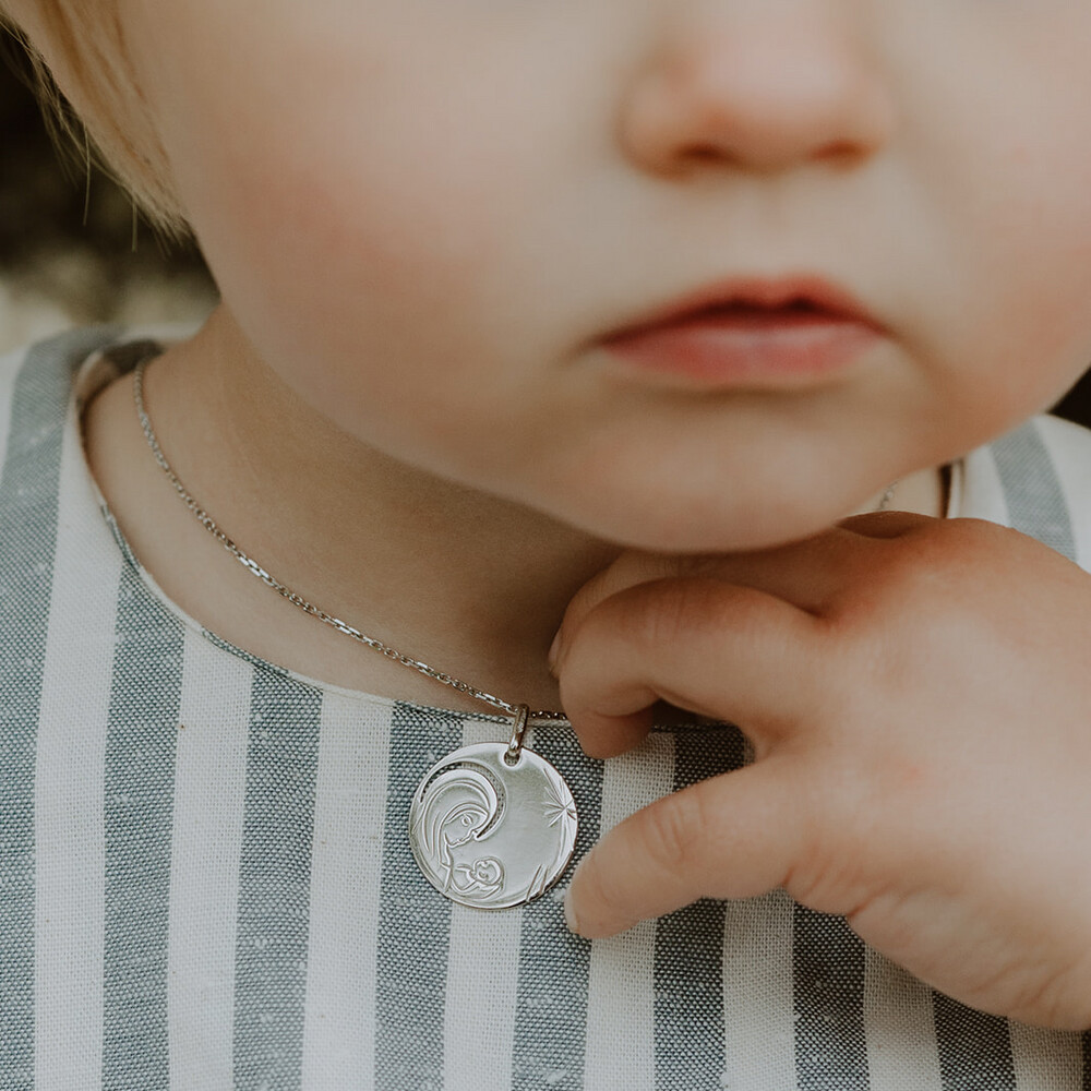 Photo de Médaille Vierge à l'enfant étoilée ajourée - Or blanc 9ct