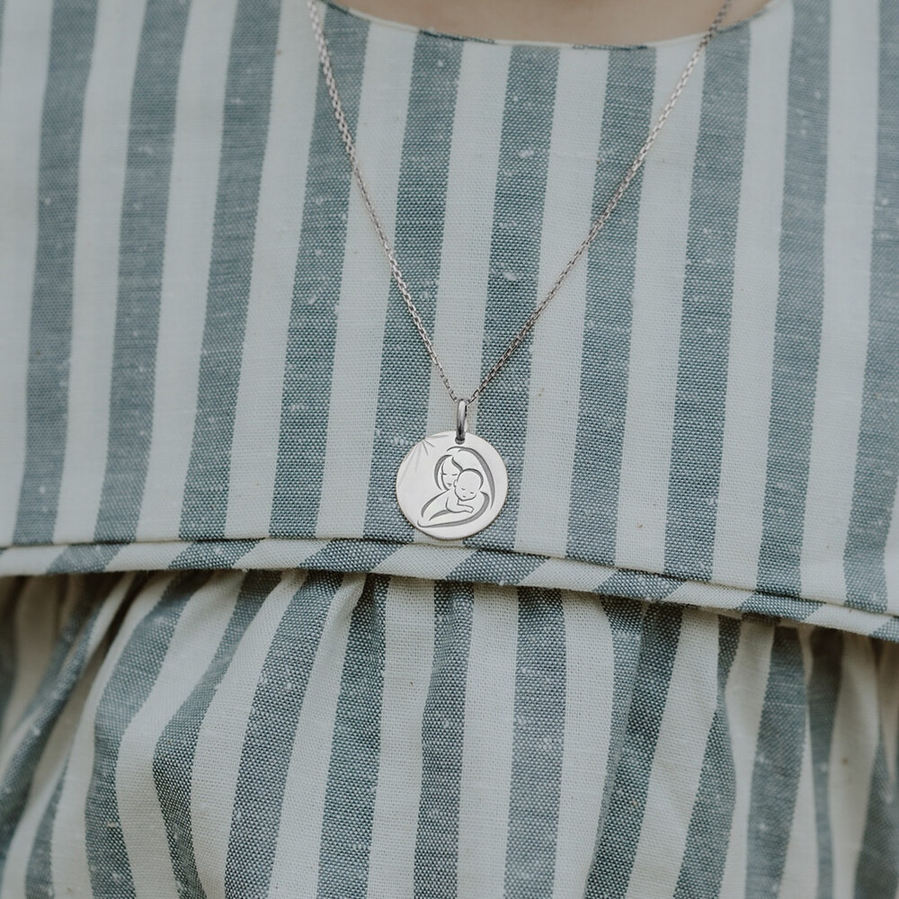 Photo de Médaille Vierge à l'enfant douceur - Or blanc 9ct