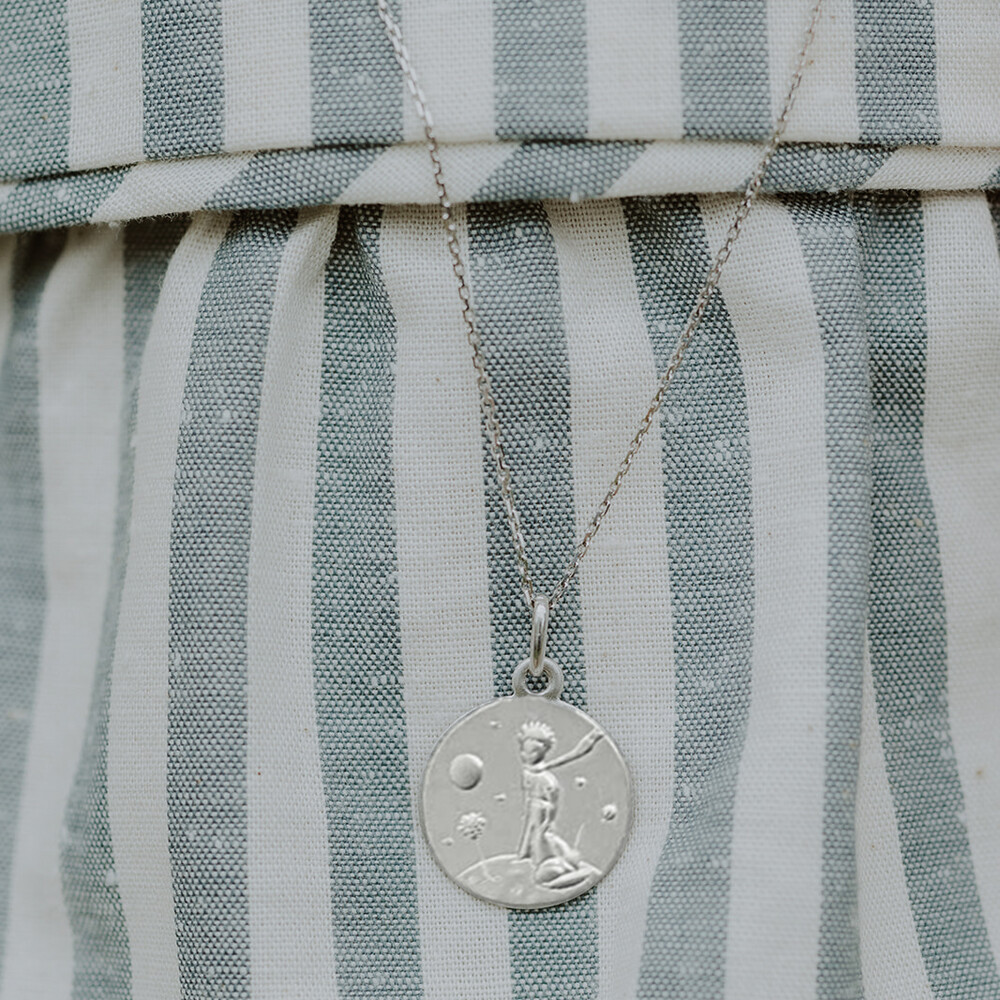 Photo de Médaille Petit Prince au renard & sa fleur - Or blanc 9ct