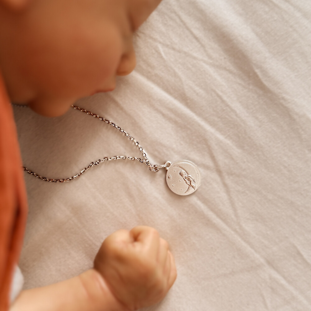 Photo de Médaille Petit Prince sur la lune - Or blanc 9ct