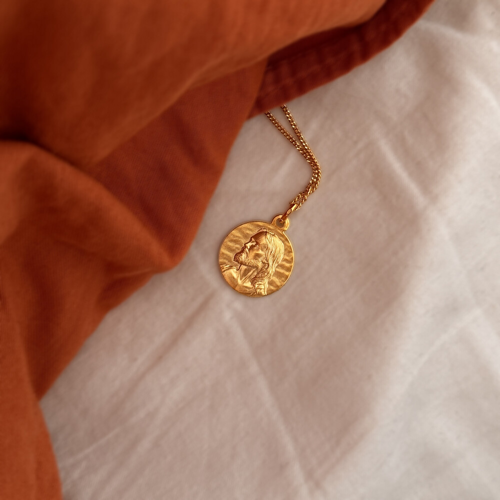Photo de Médaille du Christ martelée - Or jaune 18ct