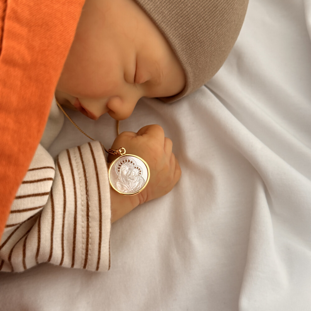 Photo de Médaille Vierge à l'enfant de Botticelli ajourée - Or jaune 18ct & nacre
