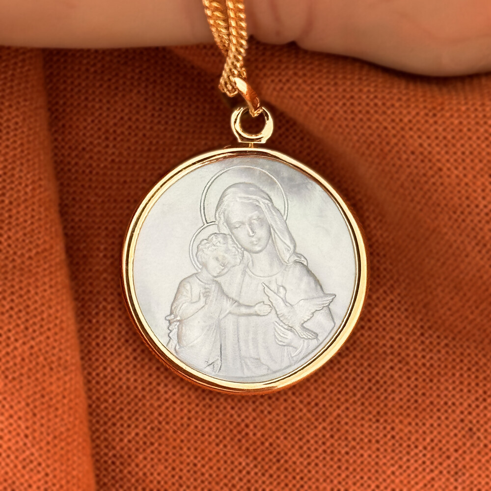 Photo de Médaille Vierge à l'enfant et la colombe - Or jaune 18ct & nacre