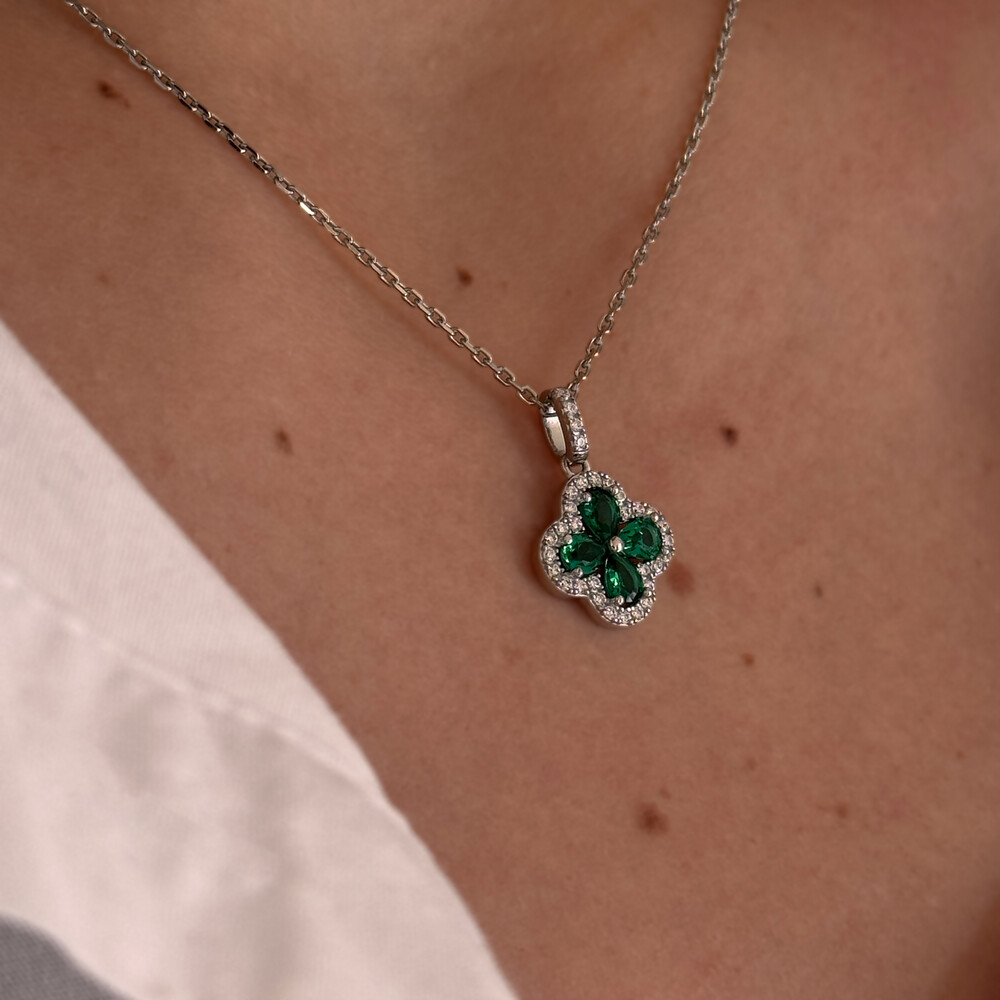 Photo de  Collier Croix zirconiums de couleur vert  - Argent massif