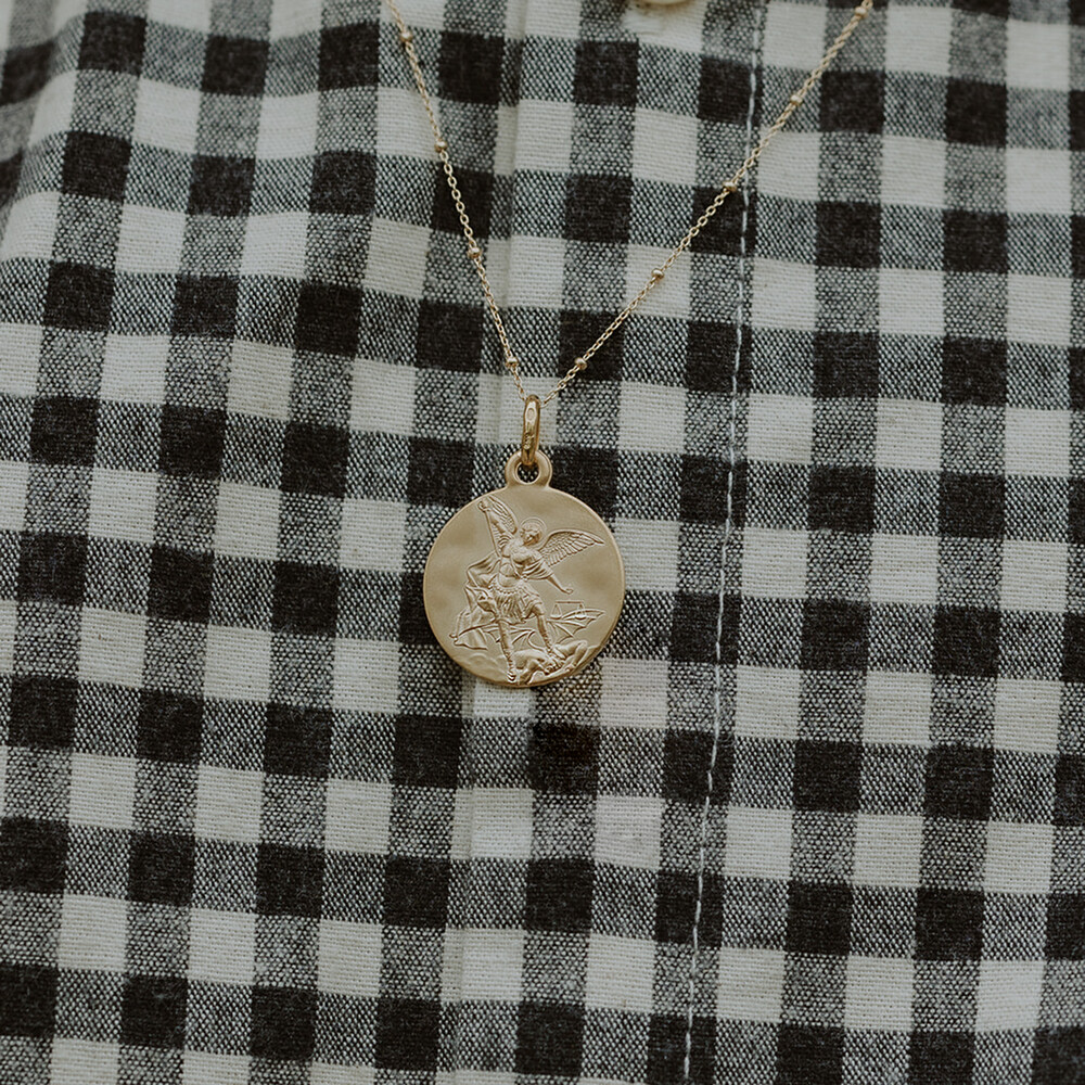 Photo de Médaille Saint Michel Archange martelée - Or jaune 18ct