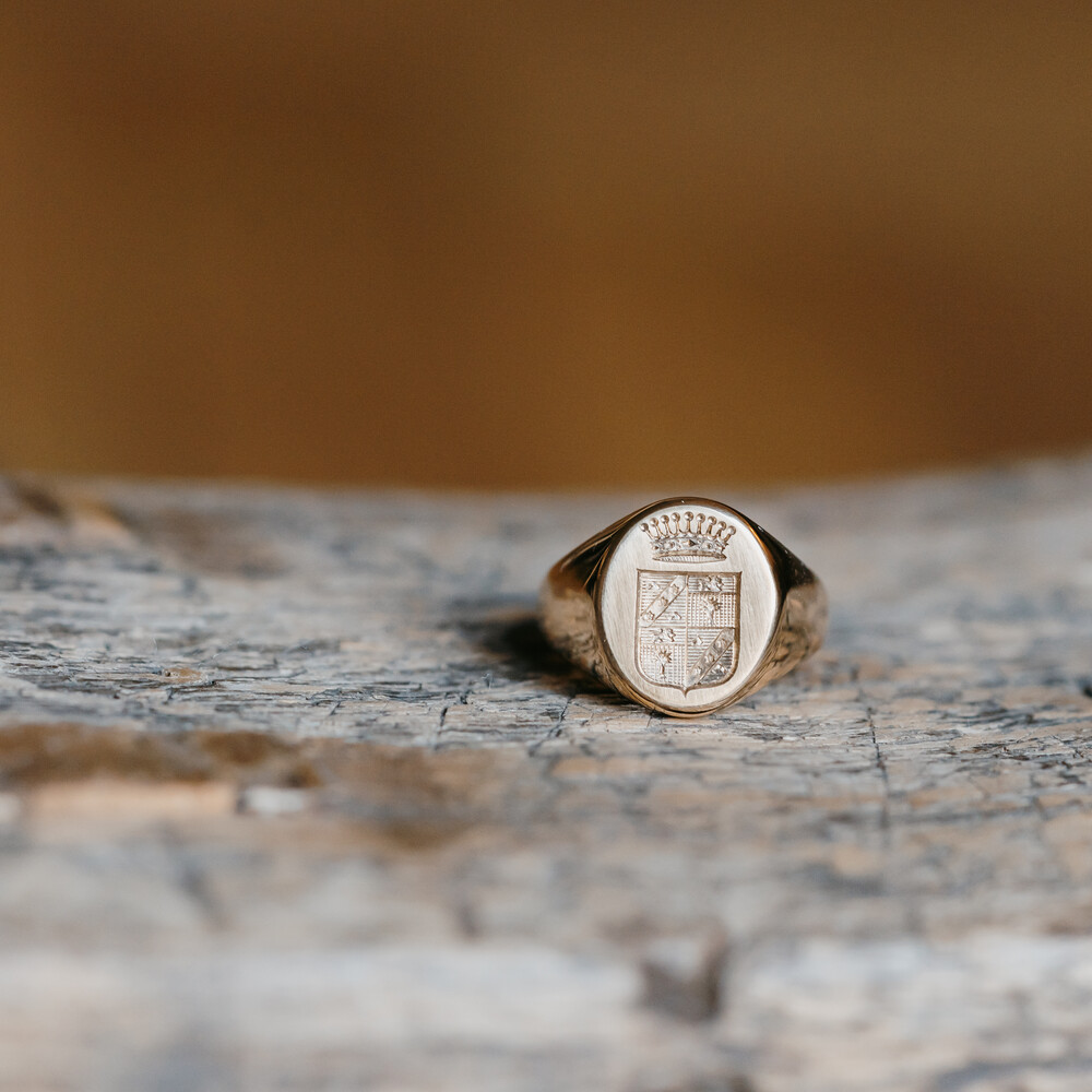 Photo de Chevalière ovale dame - or jaune 18 carats